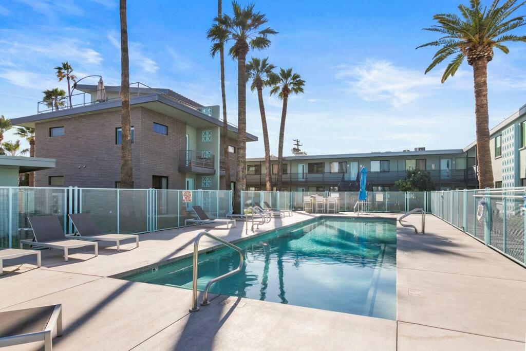 Micro Studio With Balcony & Pool View - Walk To Ot Scottsdale Bagian luar foto