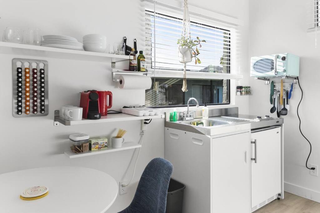 Micro Studio With Balcony & Pool View - Walk To Ot Scottsdale Bagian luar foto